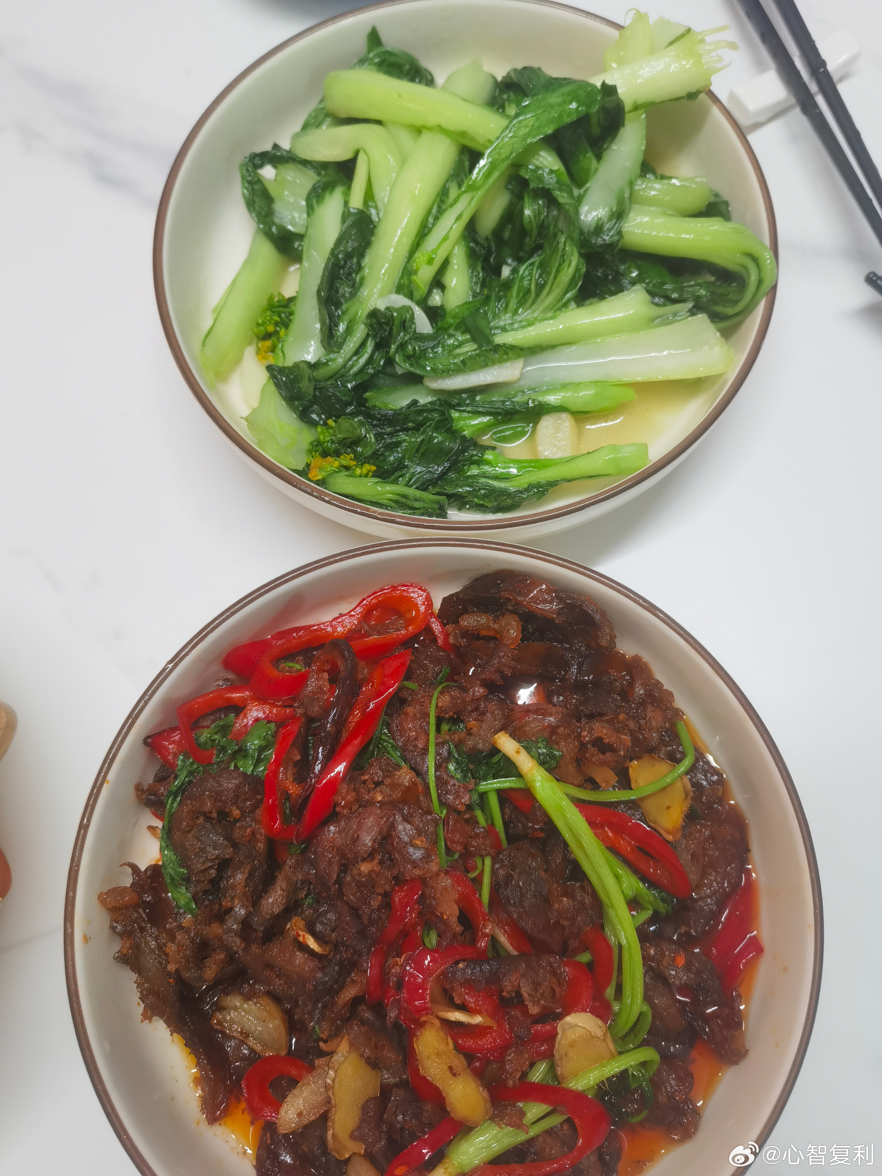 晚餐时间到炒个腊肠+菜苔美食可以治愈一切 
