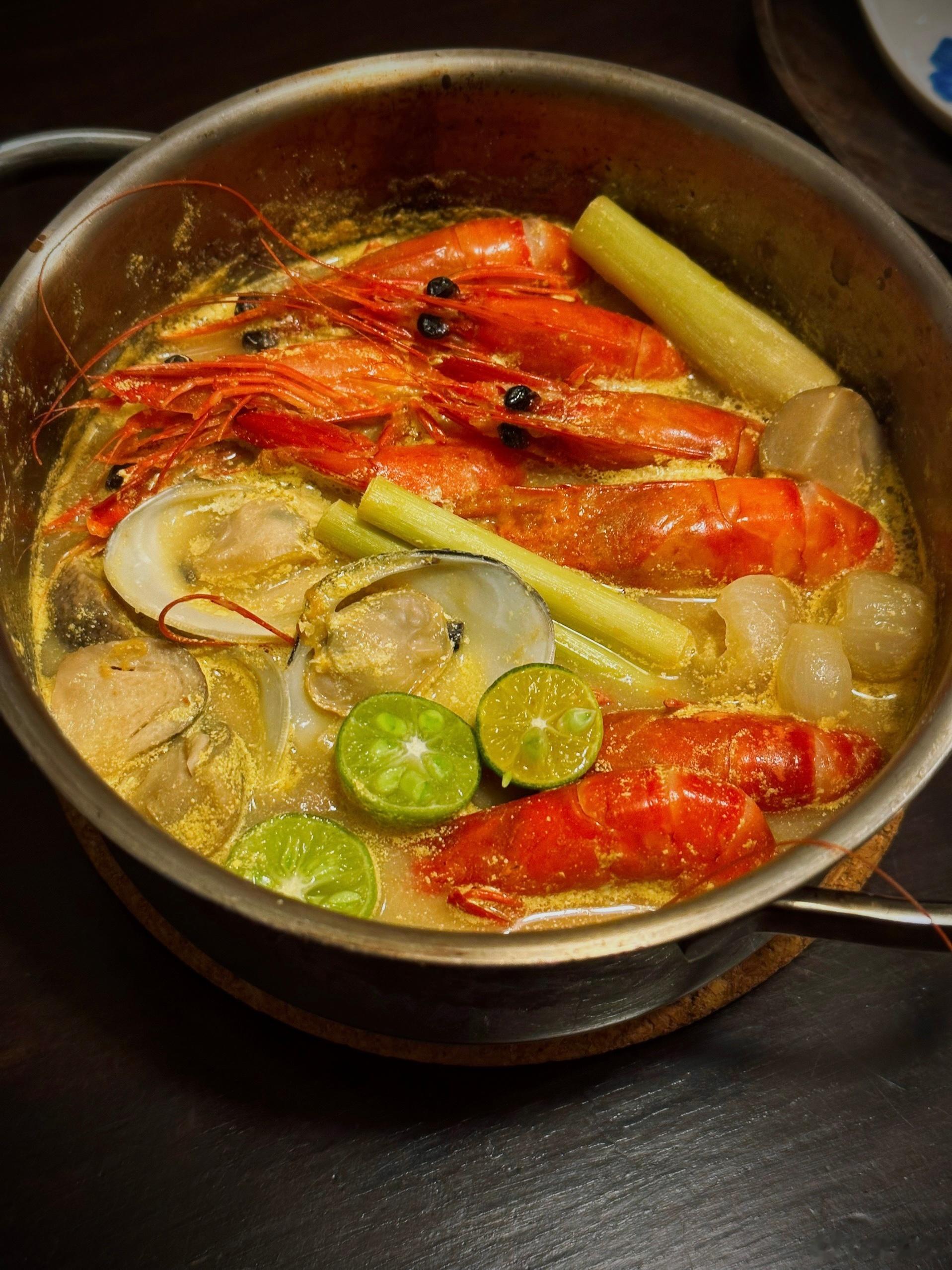 很冷，好像没有15度。起居室、浴室都点了暖气。煮一锅香香的肉骨茶，煮一锅酸酸辣辣