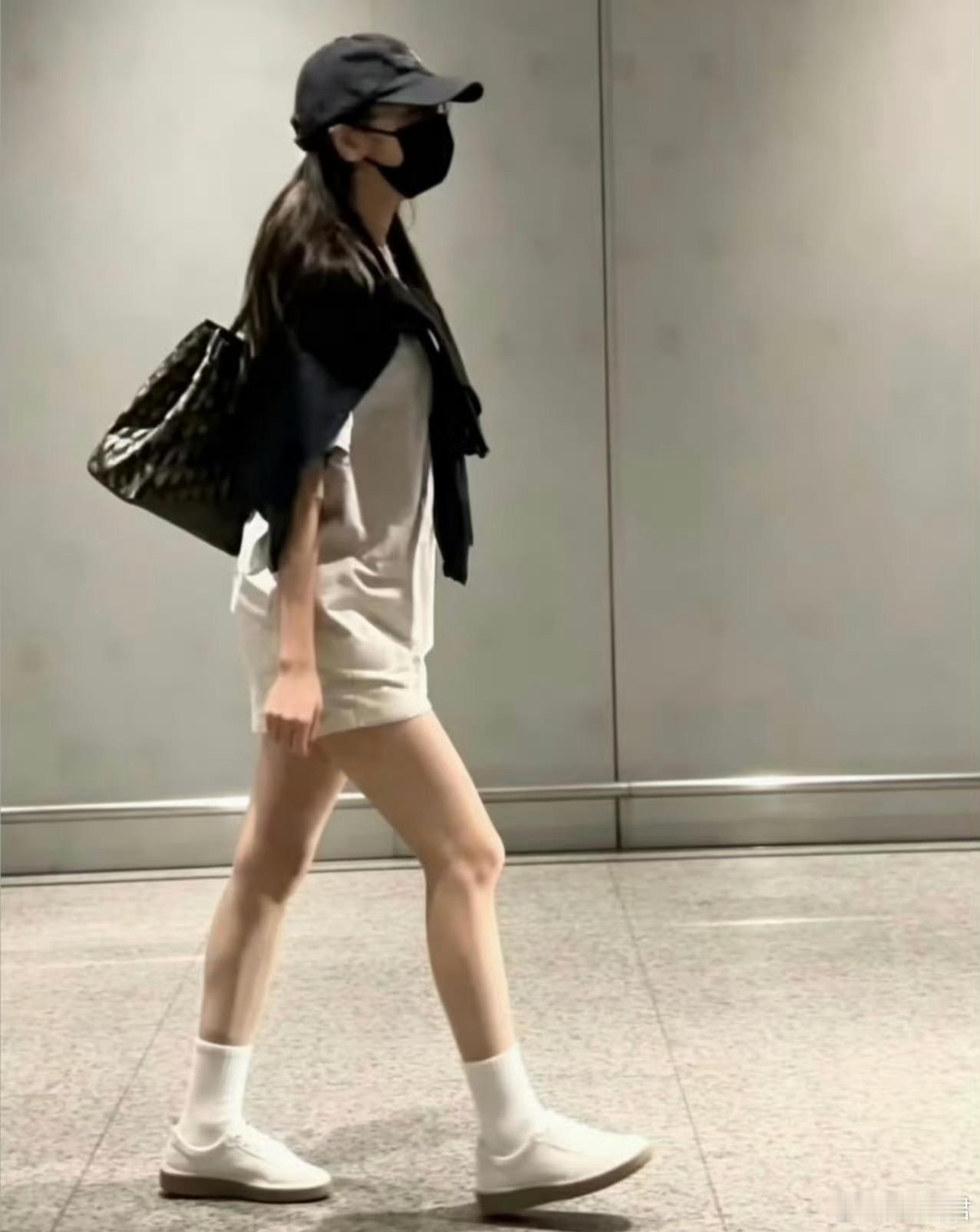 迪丽热巴大腿肌踢成巨肌了迪丽热巴因主演周星驰新片《功夫女足》练出极为抢眼的腿部肌