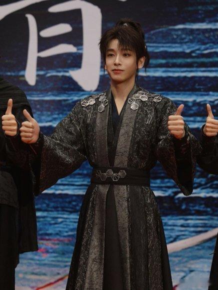 彭昱畅这一跪是不是有点太熟练了又怂又帅的君常笑被彭昱畅演活了，怂得理直气壮，帅得