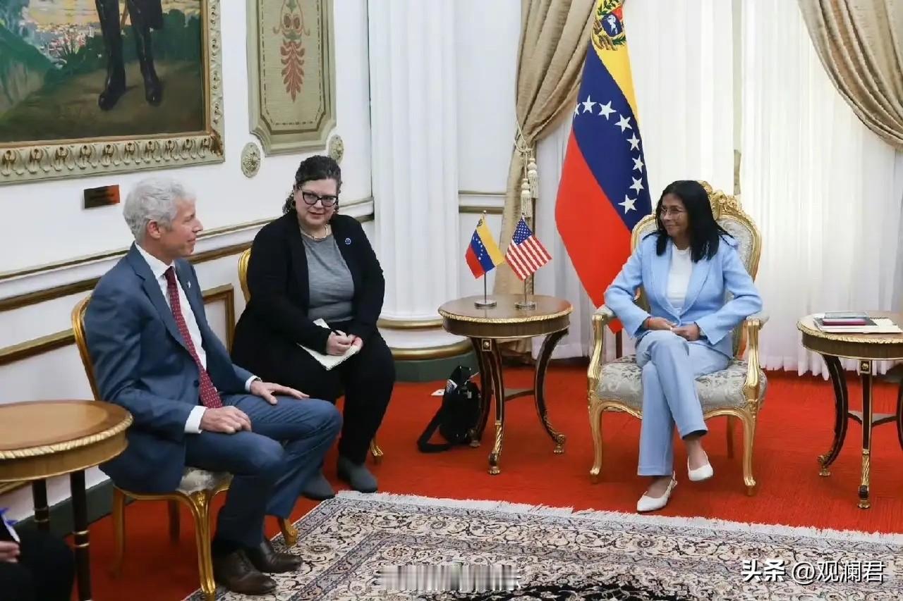 东方不亮西方亮，这个世界离了谁，地球都照样转。
马杜罗在自己家的卧室，凌晨被外国