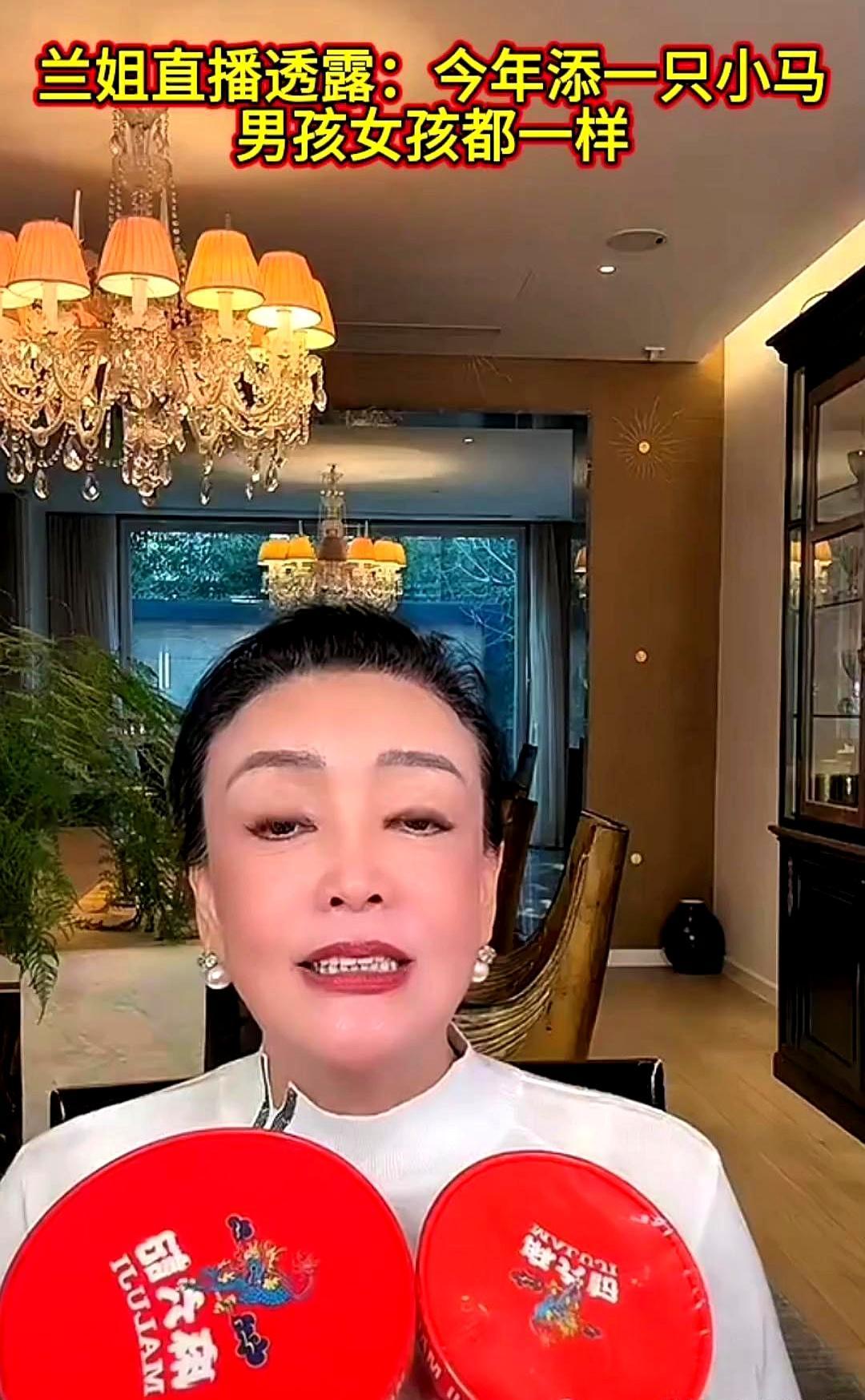 汪小菲怒砸水杯大吼断绝母子关系时，马筱梅只背过身静静涂口红。
 
朋友你肯定以为