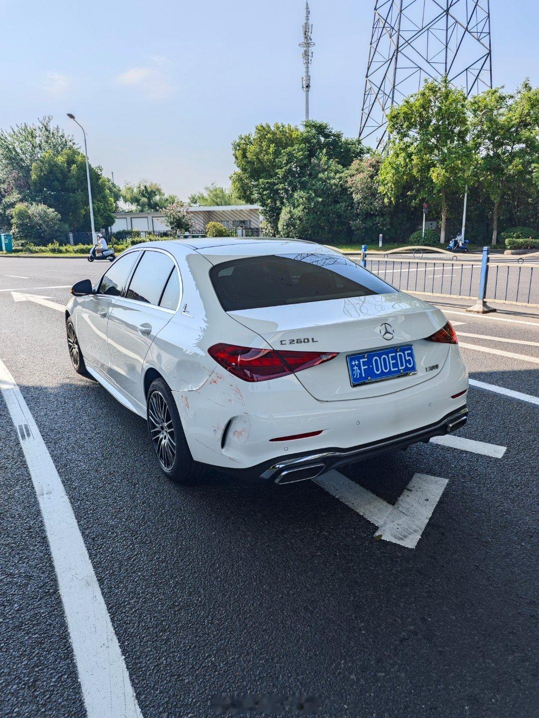 我的新车也被撞了，上个月3号提的车，今天刚好一个月我这正常等红绿灯，绿灯亮了准备