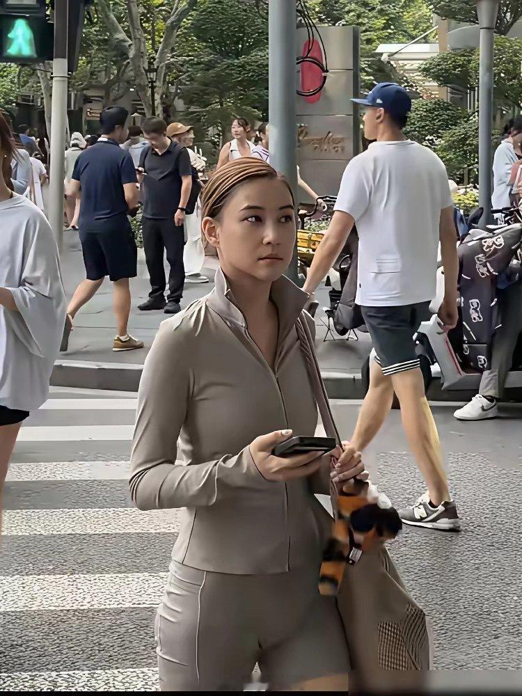 何超莲，你到底是多有钱？一个月生活费，普通人就能买套房，这姐们儿直播时轻飘飘就说