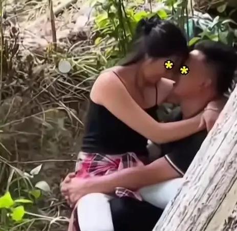 广东桥底下，一对穿得挺利索的年轻人，蹲在杂草堆边上谈恋爱，旁边还有些落叶和小虫，