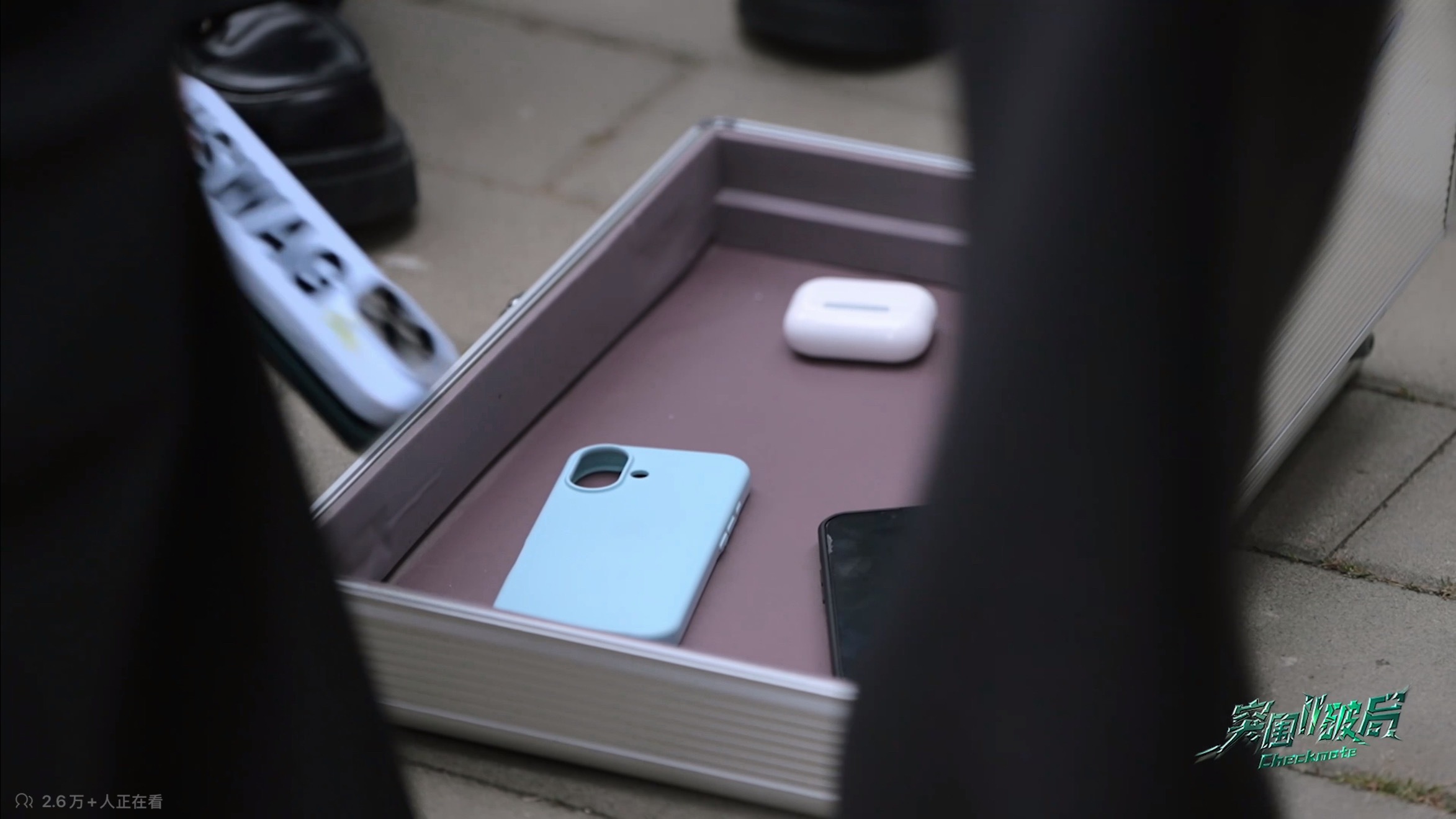 这手机壳一看就是四代唯一一个用基础款iphone17的平民李煜东的。 