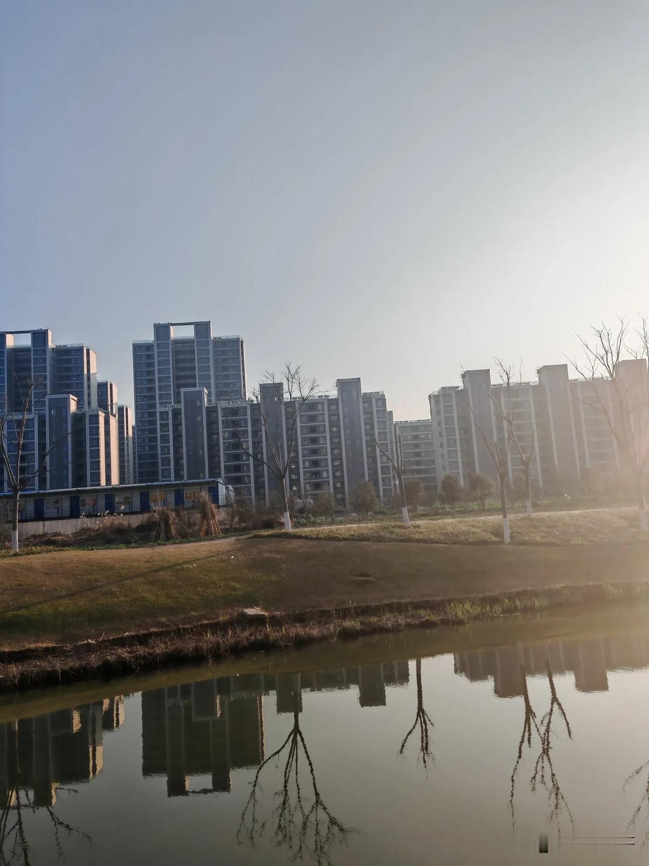 现在的房子都建的很漂亮，大多数是洋房或小高层，住着确实舒服，很多小区还跟着建公园