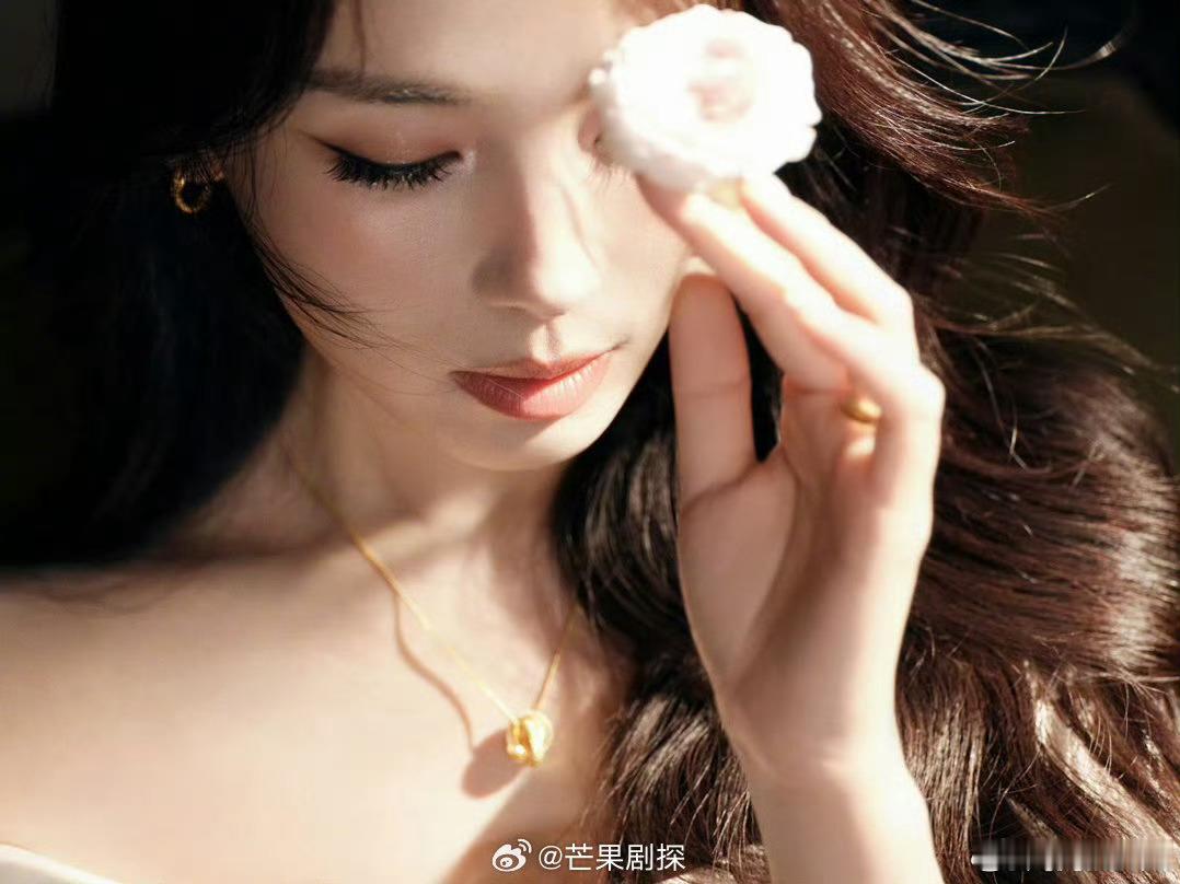 刘涛晒金鹤龙画的杏韵妆刘涛的杏韵妆狠狠爱上好嘛，温婉大气，韵味十足啊 