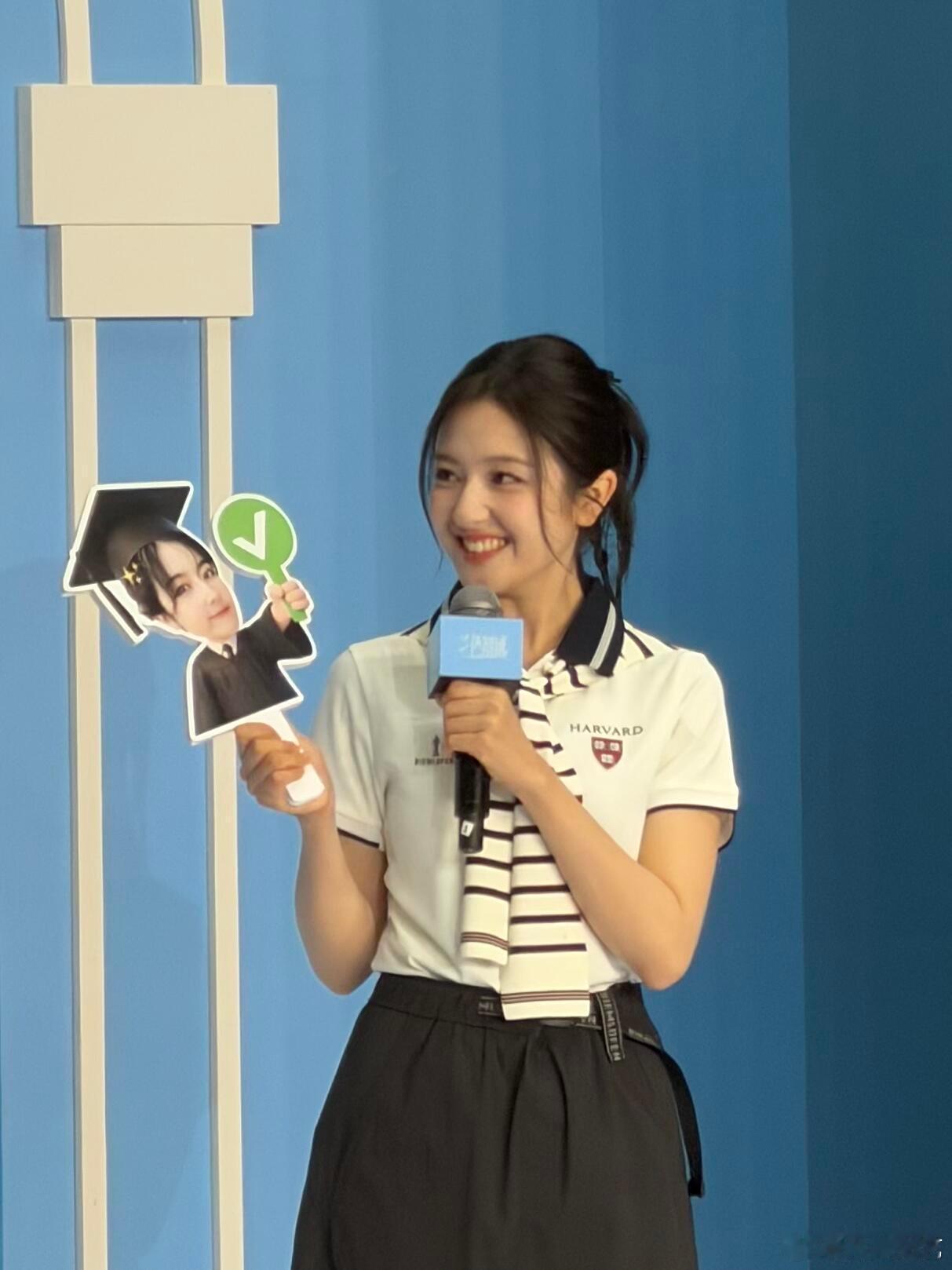 李兰迪少女感溢出屏幕了李兰迪明媚少女感 甜美又灵动的色彩真的是溢出了屏幕了呀，一