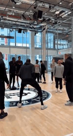 大长腿跳舞是什么感觉？杜兰特给我们示范一下，不过感觉有点儿尬。
这是火箭队员放松