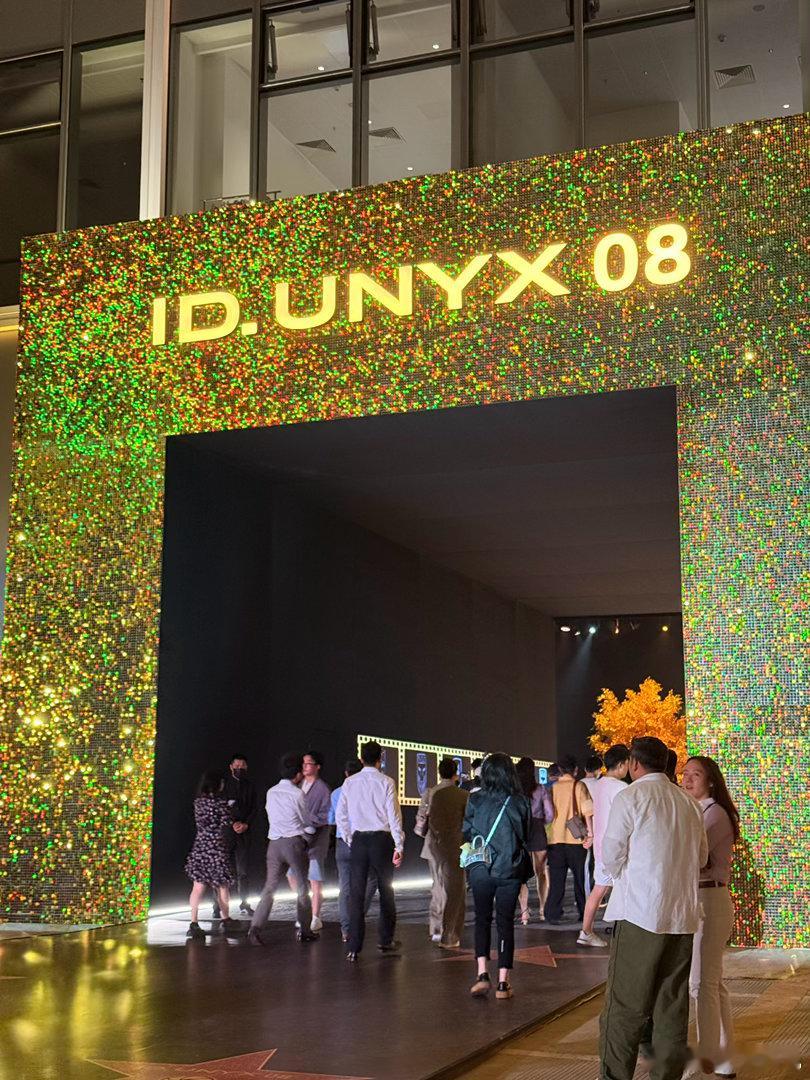 这大门配得上“金标”两字了吧？金标大众与众08，纯电SUV，还是和我鹏合作的首款