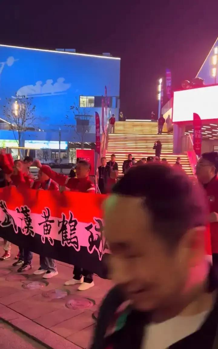 江苏南钢女篮的首场球，这场面属实是给了我一点小小的震撼。
 
原以为就是个过场，