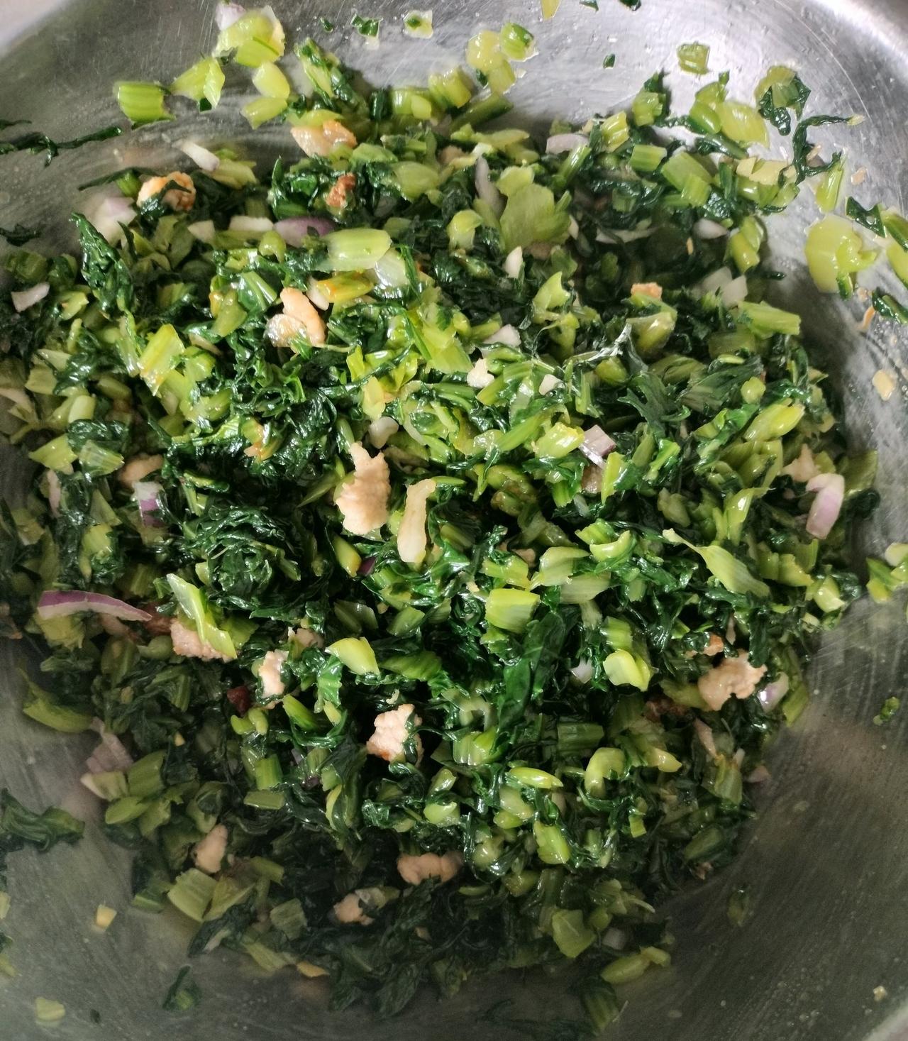 一口小白菜蒸饺，尝尽初春鲜！
春天来了，就开始惦记着春天蔬菜的鲜美。
买三捆小白