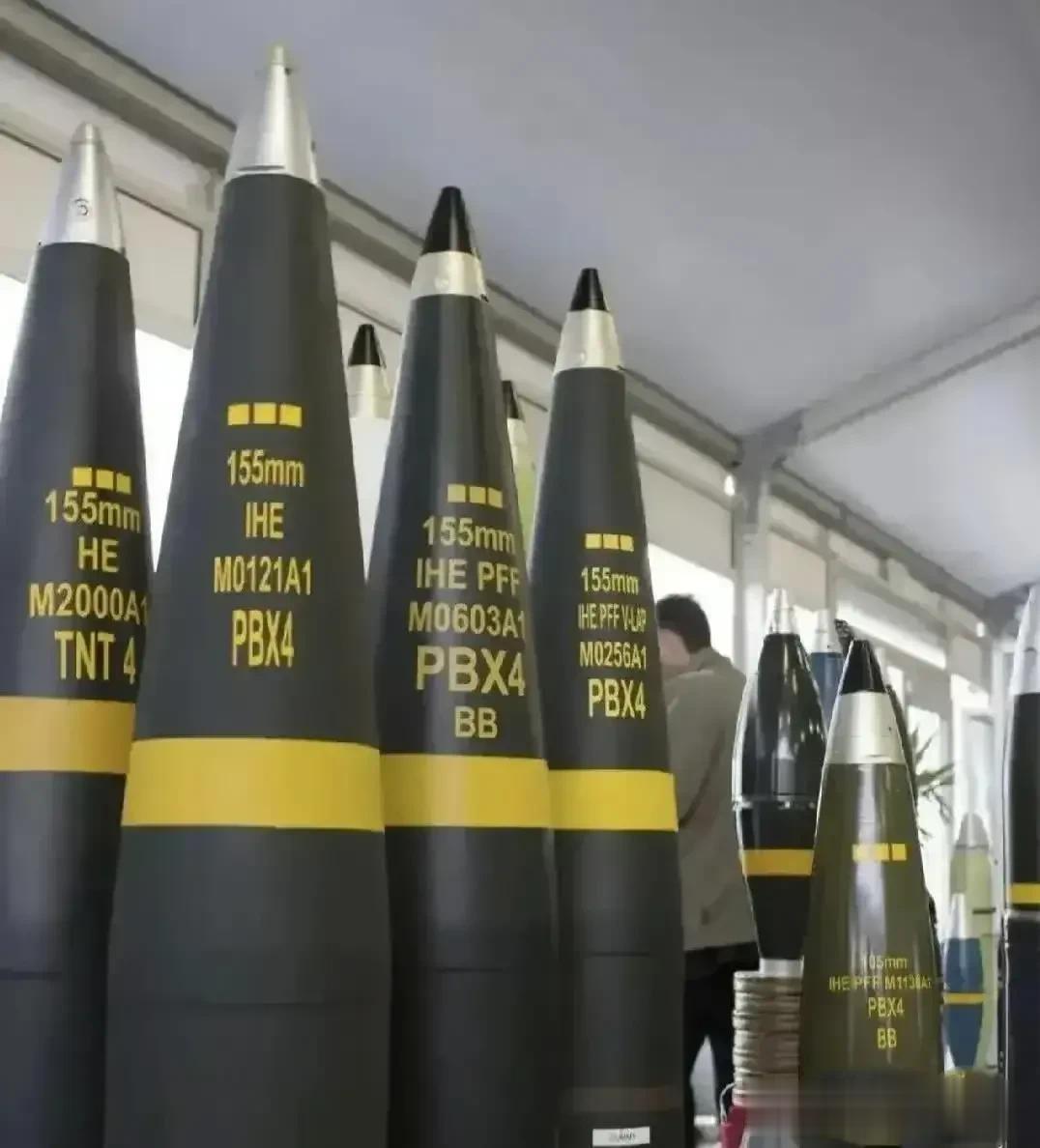 据报道，巴基斯坦近期再次向乌克兰提供了大量武器弹药，包括M4A2发射药弹药和15