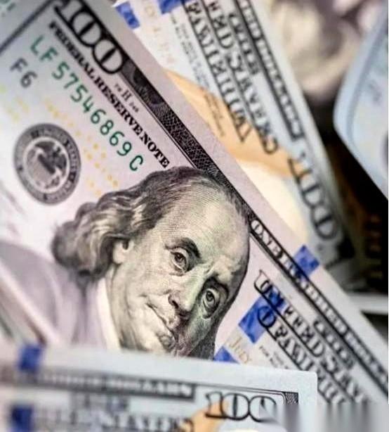 全世界的眼珠子，都死死盯着中美这场“谁先倒下”的赌局。
诡异的是，中国手握硬货，