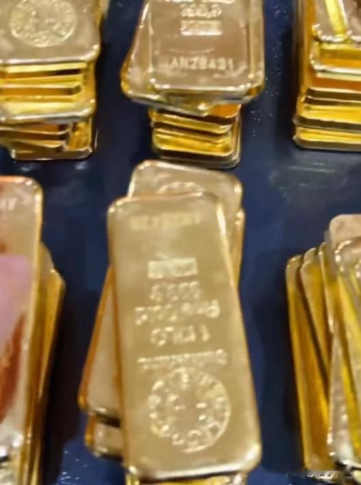金价跌破4200美元，金饰1280元/克：上车的心慌，没上车的纠结
现货黄金跌破