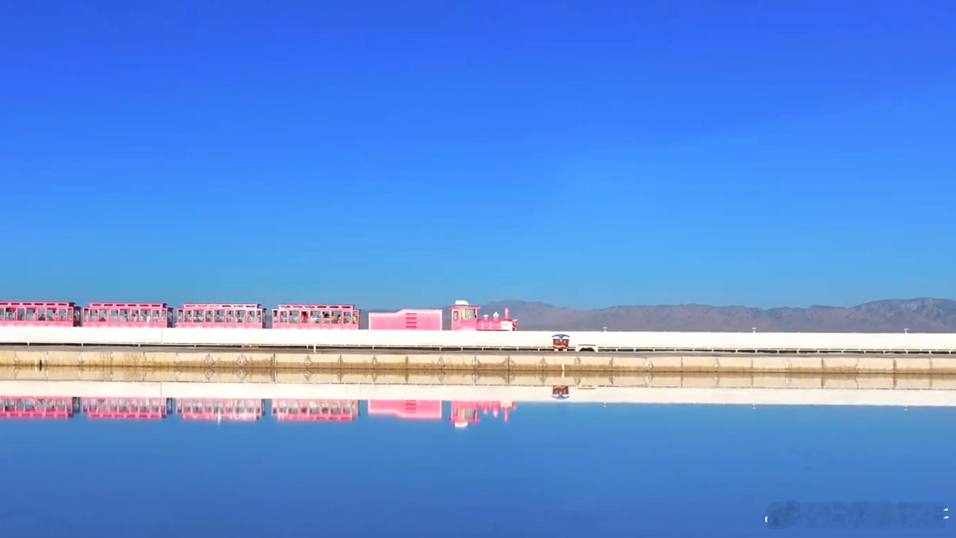 上班暂停去茶卡盐湖摸鱼🏔️青海茶卡盐湖，天空与湖面融为一体，游鱼造型伫立盐滩，