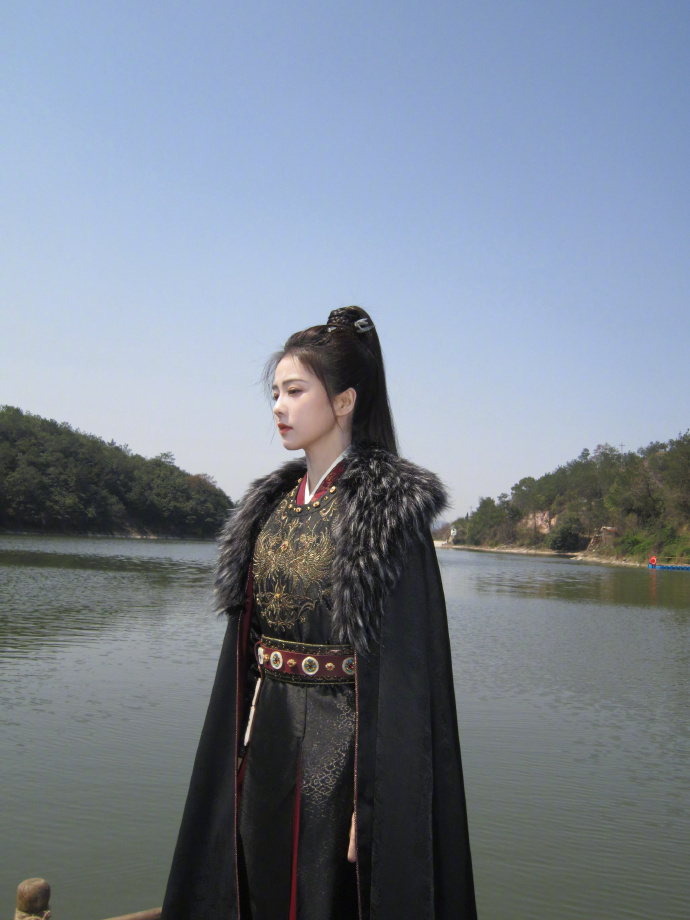 白鹿战马侠女造型白鹿的马侠女造型，飒到骨子里！高马尾利落束起，素色抹额衬得眉眼锐