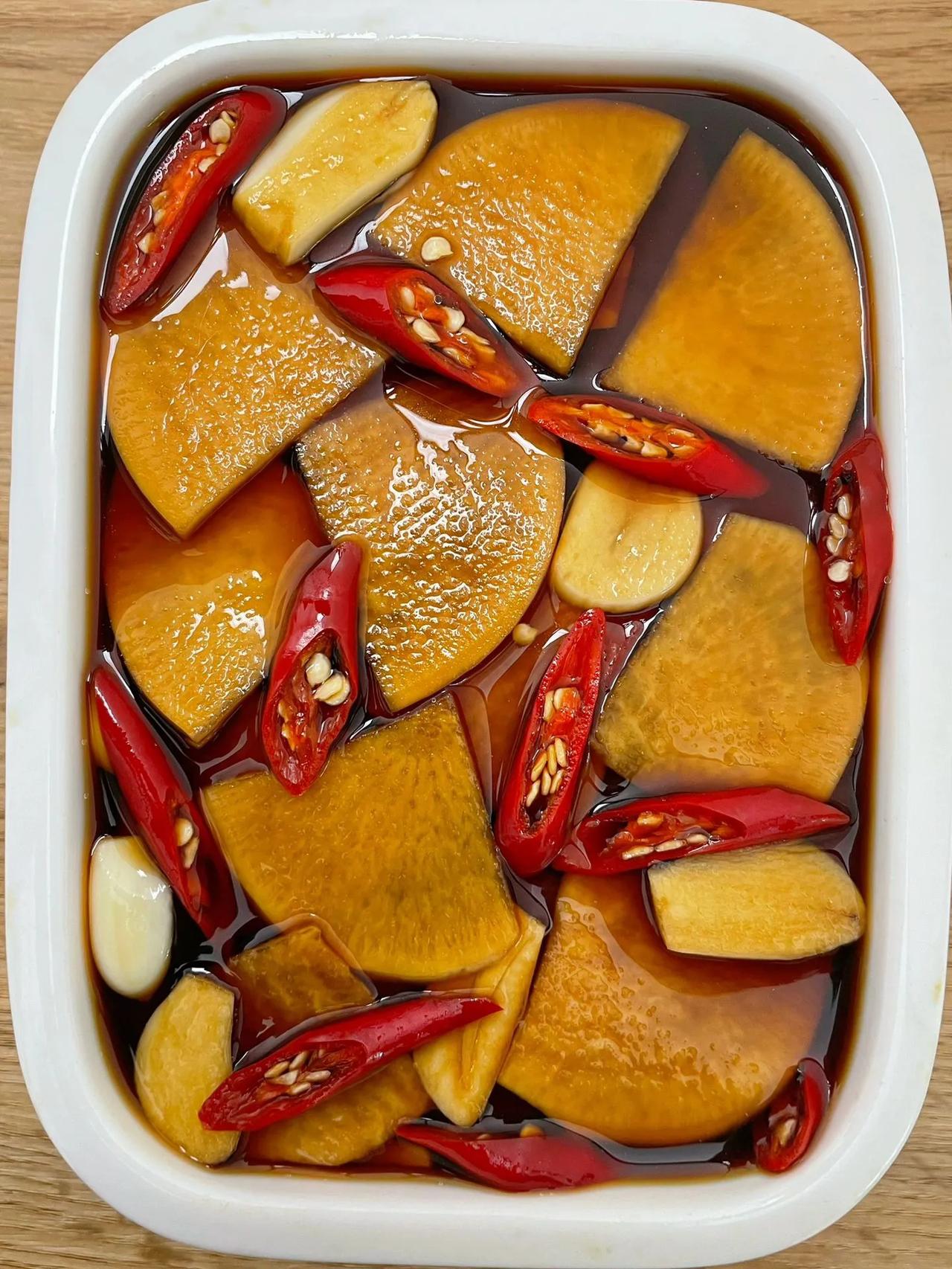 夏季下饭香辣脆爽腌萝卜片!
做法：
1、萝卜去皮切片，加一勺糖和盐腌制两小时后，