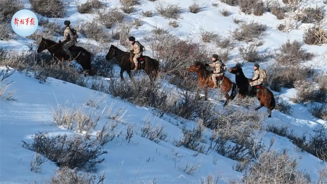 自豪！新兵蹚冰河翻雪山为界碑描红