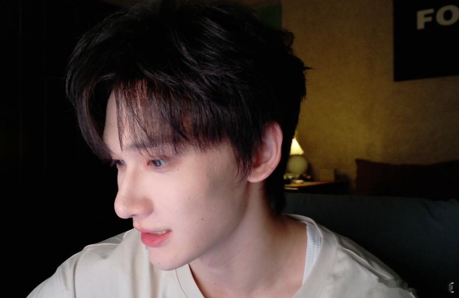 余宇涵520直播 今天的520直播让我们见证了余宇涵的真实与温暖，他的每一句话都