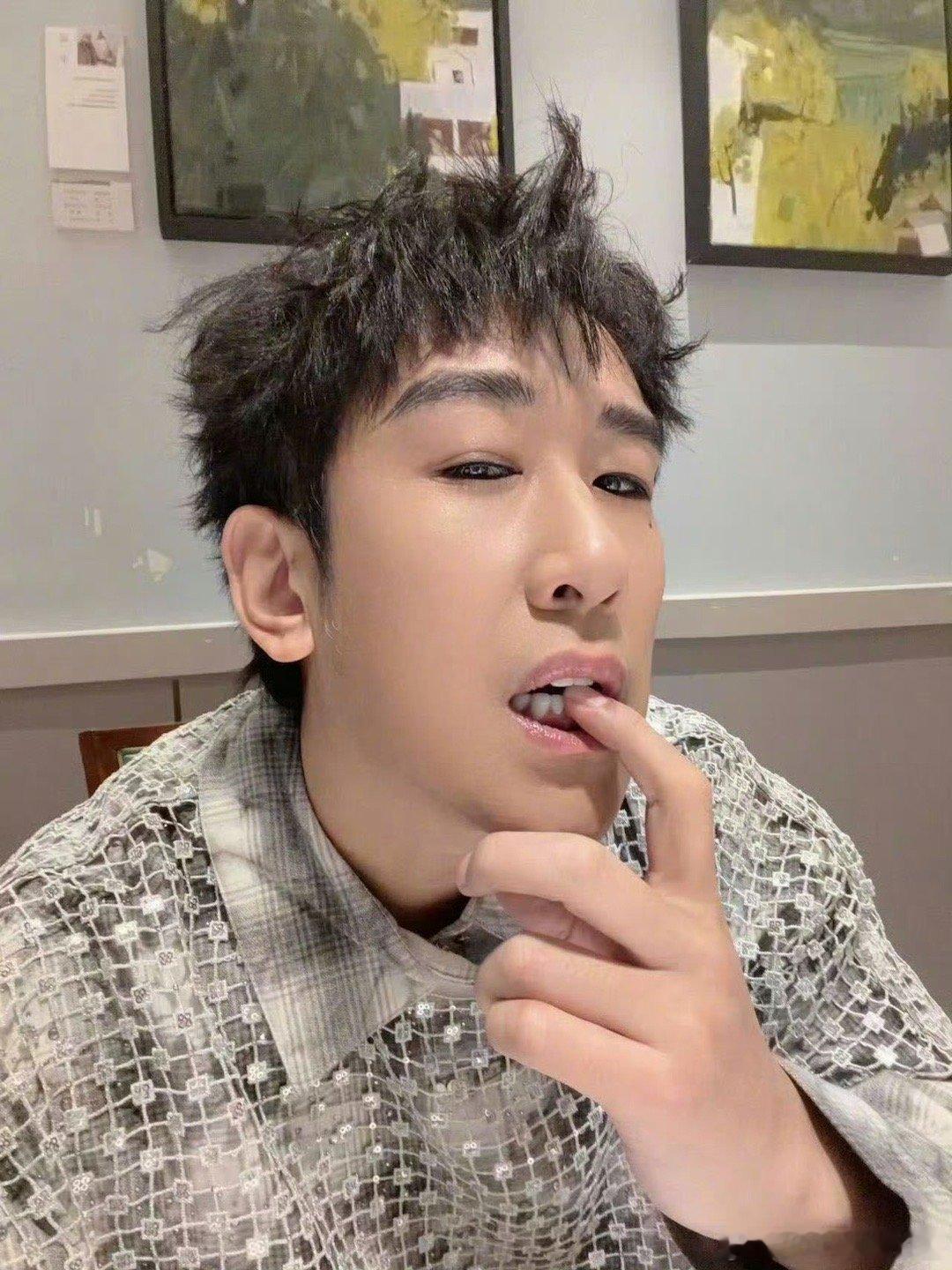 黄子韬扛不住于洋的美 于洋的反差魅力杀！一张自拍让黄子韬在线“认输”，直呼扛不住