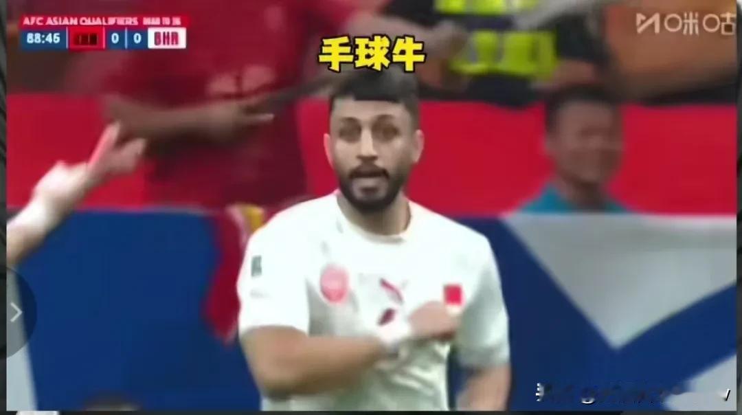 巴林6号太倒霉了，替补上场26秒送手球，伊万靠这个奇葩操作完成逆袭，想不到71岁