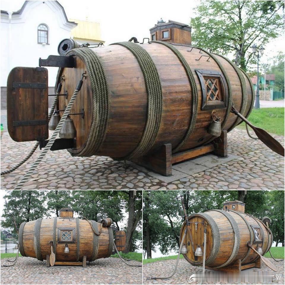 烽火问鼎计划 每天认识一件新兵器 俄罗斯第一艘潜艇，位于俄罗斯圣彼得堡。该潜艇于