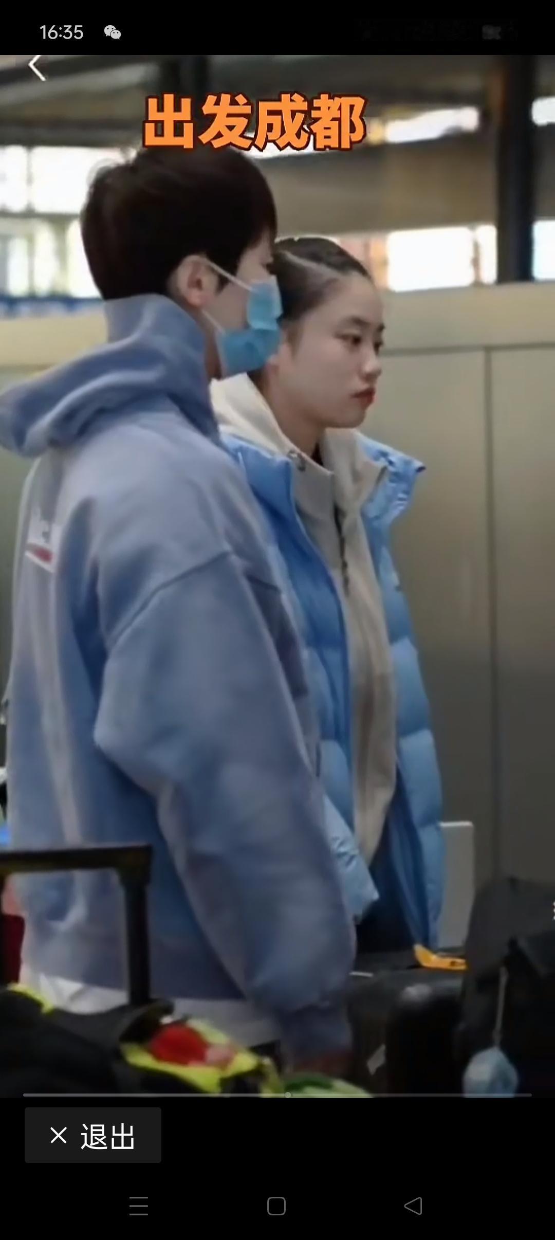 曼昱从北京到成都的行程，一直有个人跟在曼昱身边。曼昱的奖牌里渗透着她俩洒下的汗水