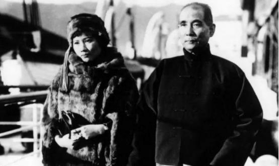 1922年，陈炯明叛乱，薛岳赶紧护送孙中山出城，第二天晚上才和宋庆龄相遇！
19