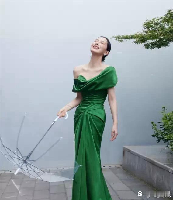 天啊！海清穿抹胸裙明艳四方，引爆时尚界的撞衫狂潮！ ​​​