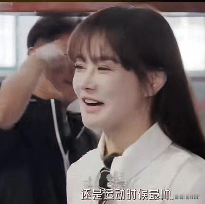 邹市明在拳馆里打沙袋，做各种练习，冉莹颖在一旁一直盯着看，眼睛笑成了一道缝，她说