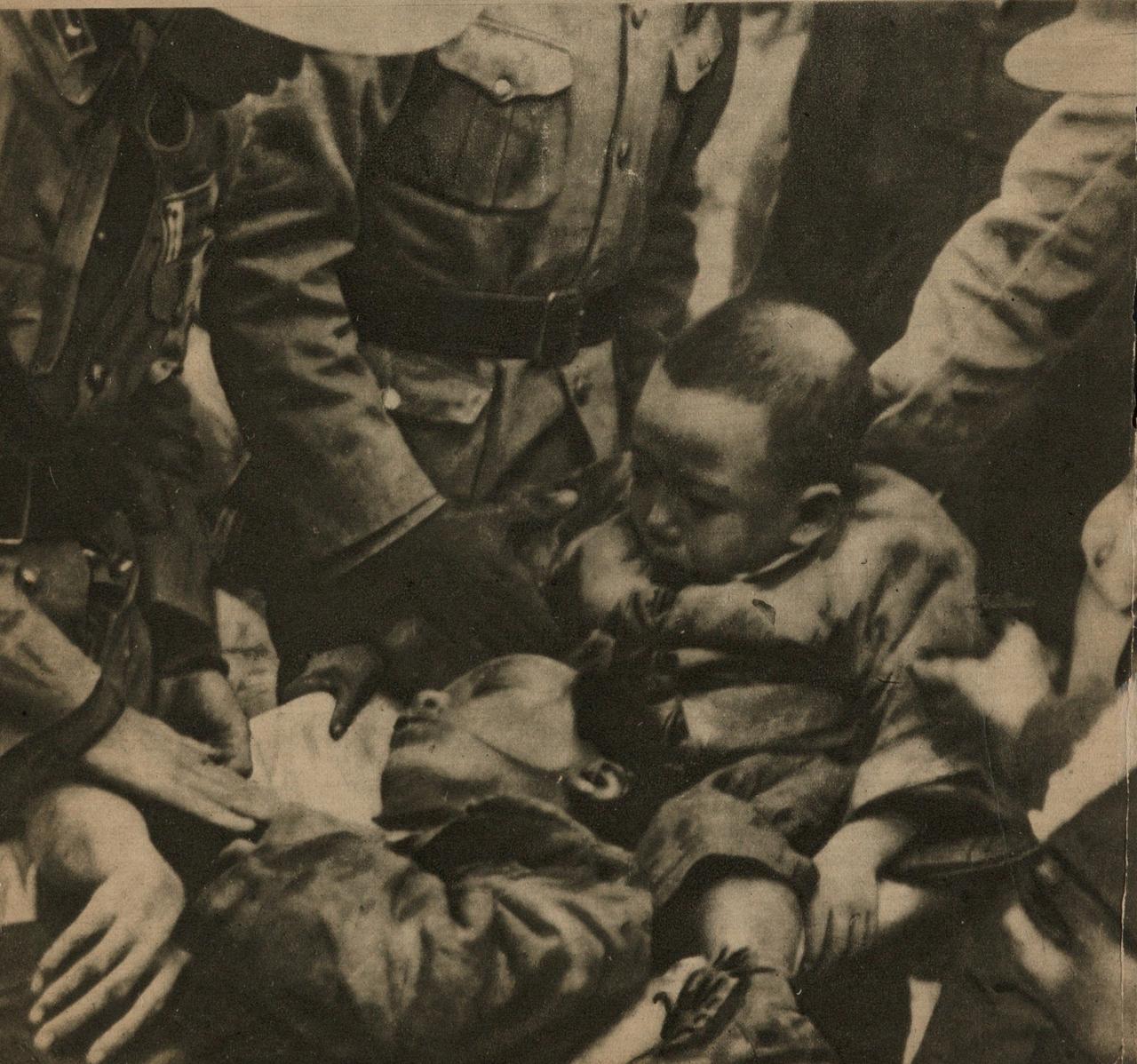 1937上海闸北，日军轰炸之后，孩子伏在遇难母亲身旁。山河破碎，普通平民承受战争