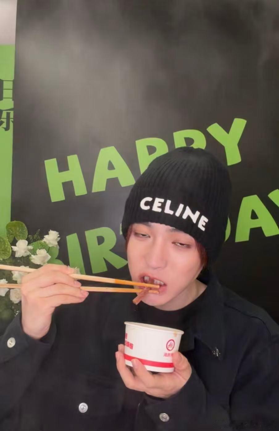 侯明昊斩钉截铁拒绝染绿发侯明昊直播吃火锅 侯明昊生日直播边吃火锅边营业，粉丝提问