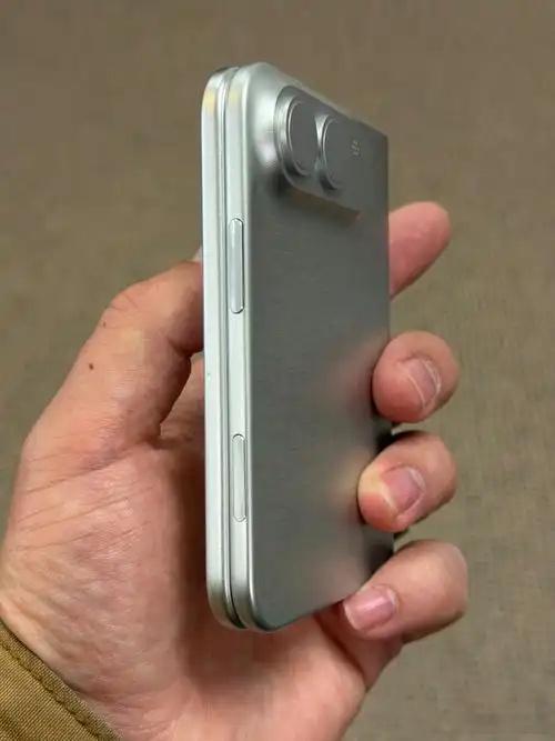 iPhoneUltra机模再上手YouTube频道Unbox Therapy昨日
