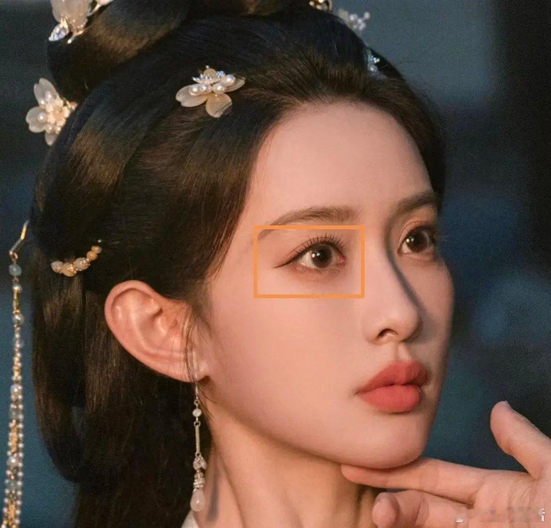 孟子义剧里面好像带了浅色美瞳，眼睛好漂亮啊 