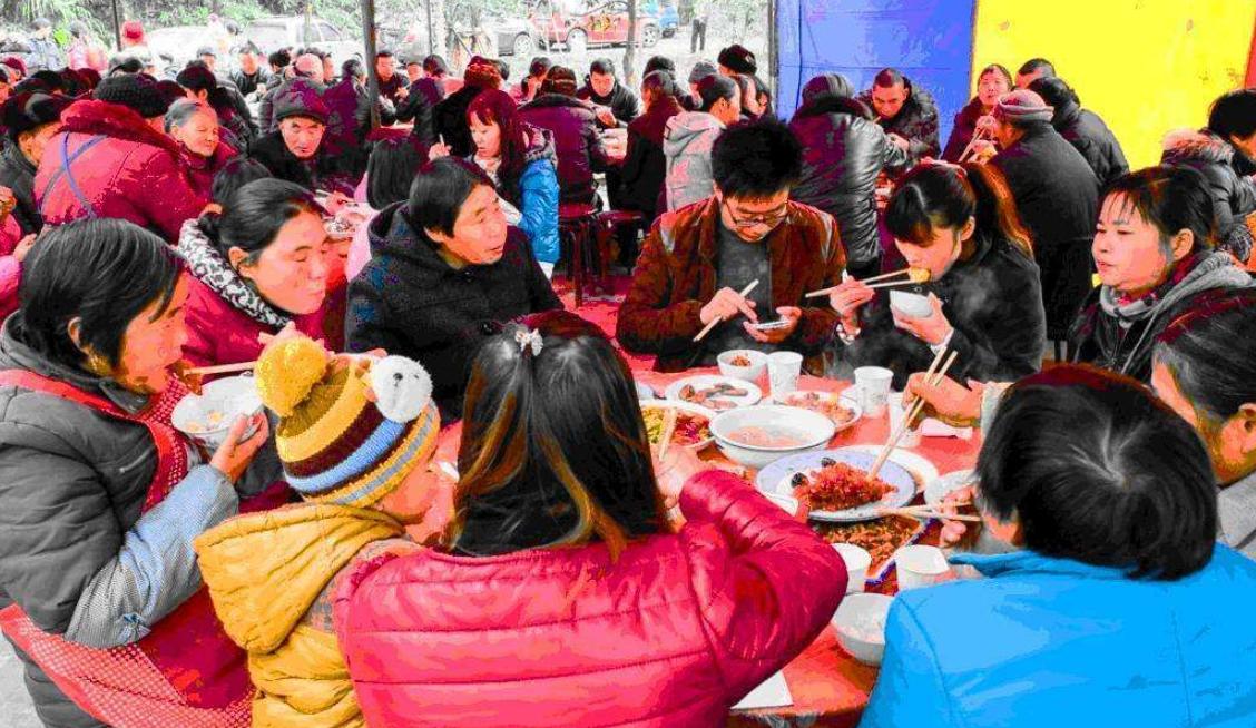 “清官难断家务事！”和老婆回娘家吃酒席，桌上摆了2瓶白酒和一瓶张裕，场面很是气派