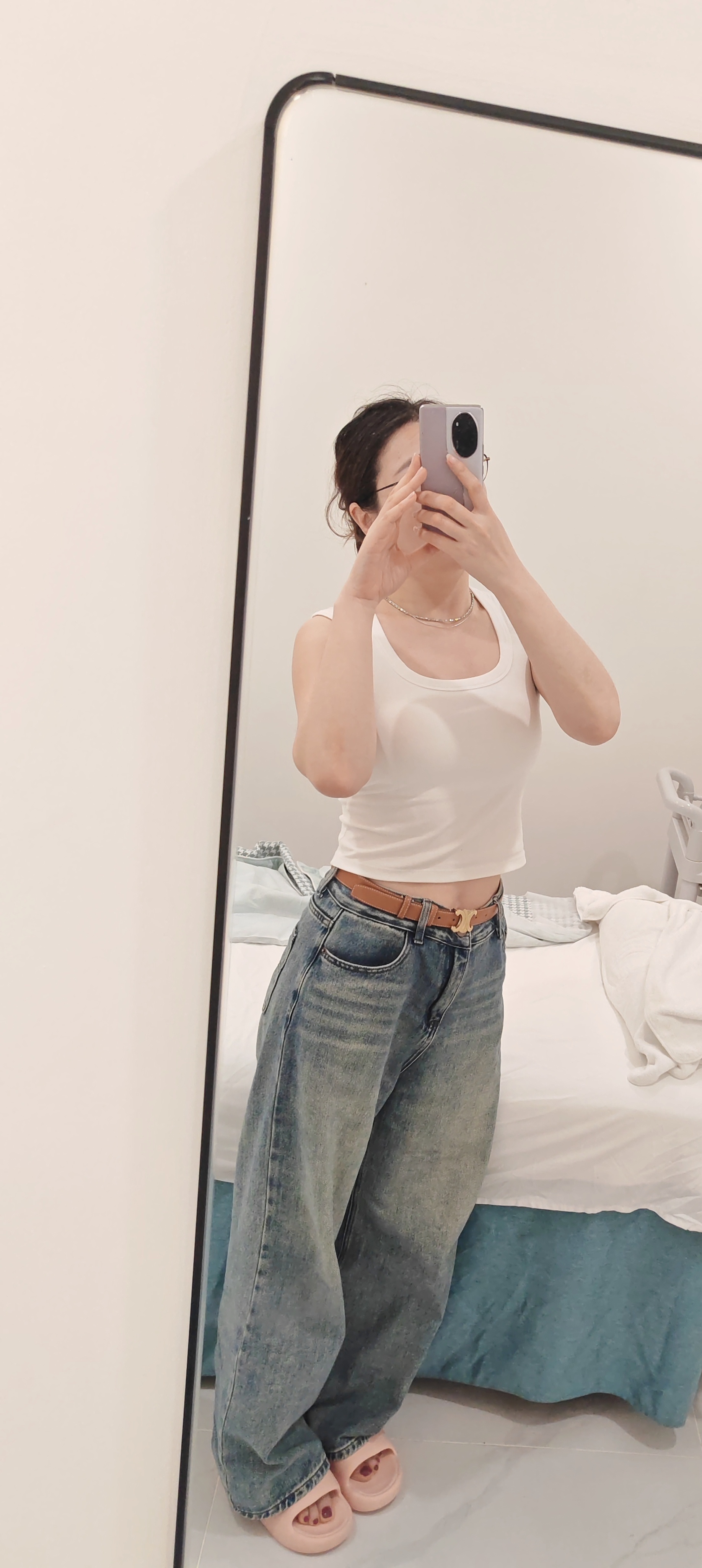 换了个新的小姑娘她说我白的发光我一时也没接上话感谢祖宗我的日常plog试衣间塑型