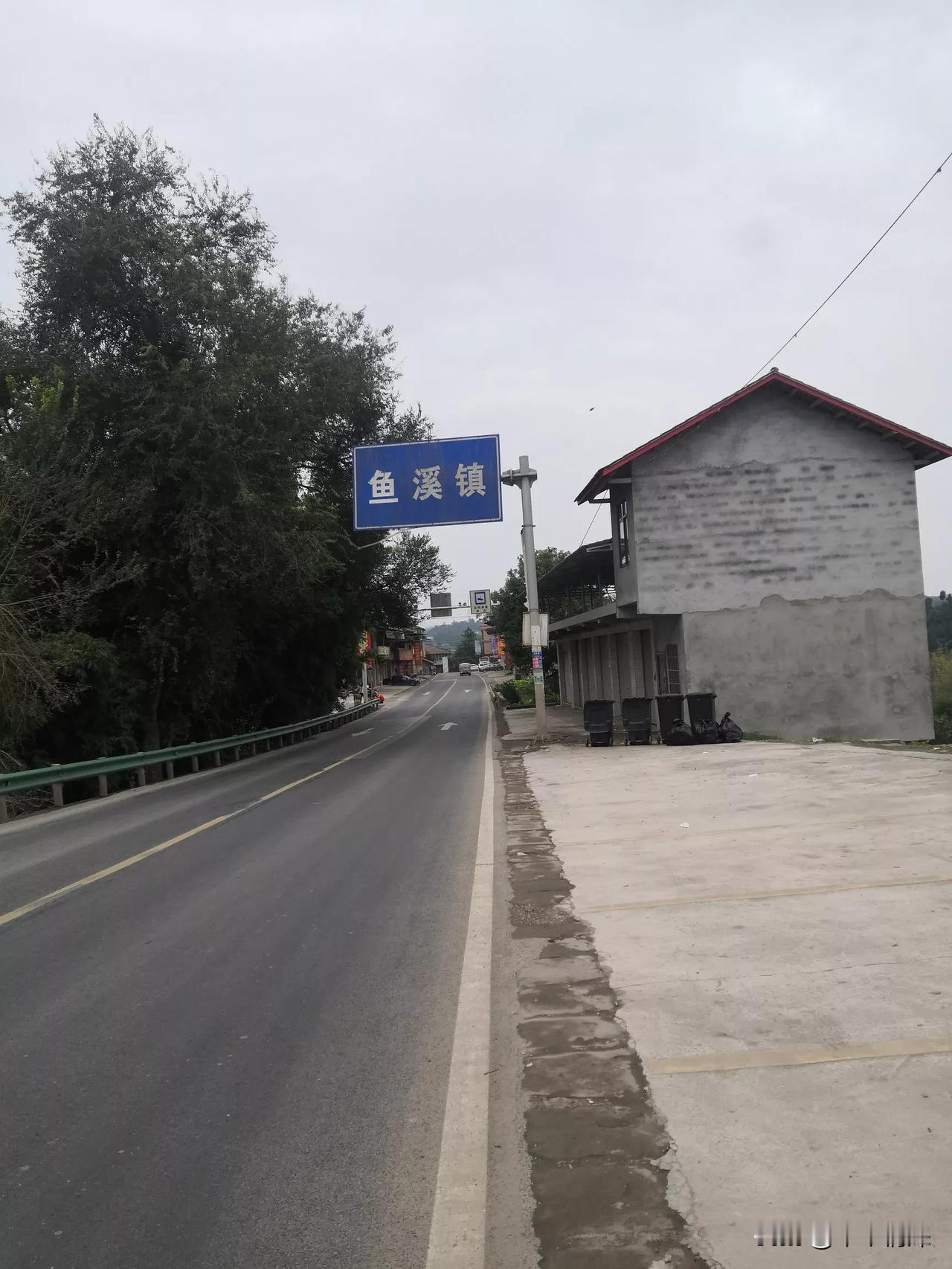 路过小镇，近日，路过美丽的小镇，从这张图片中可以看到，清洁干净的地面，每一个小镇