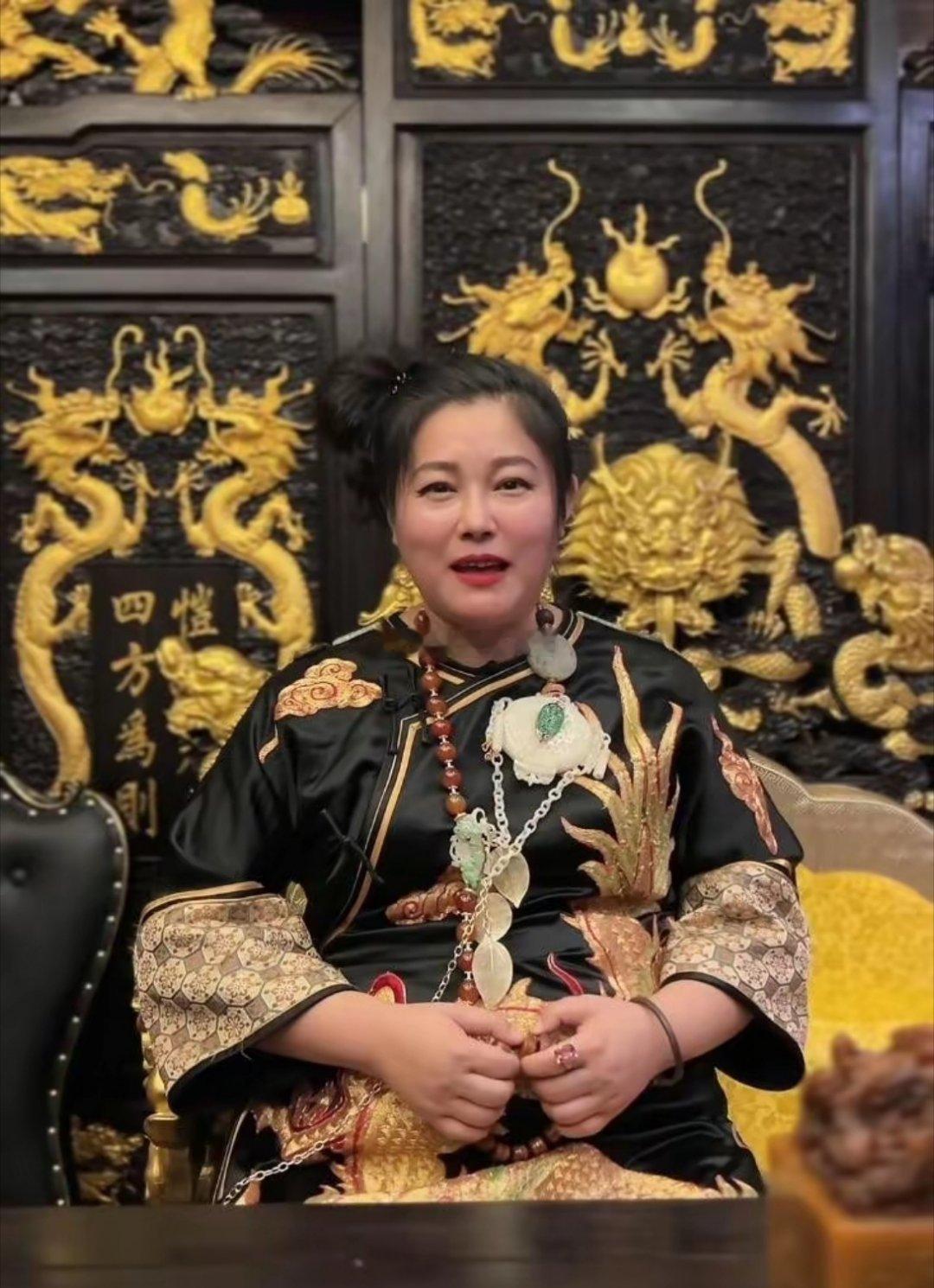 曾经的名模演员于娜再次出现在公众面前，暴肥的身材引发了网友们的热议，自曝受抑郁症
