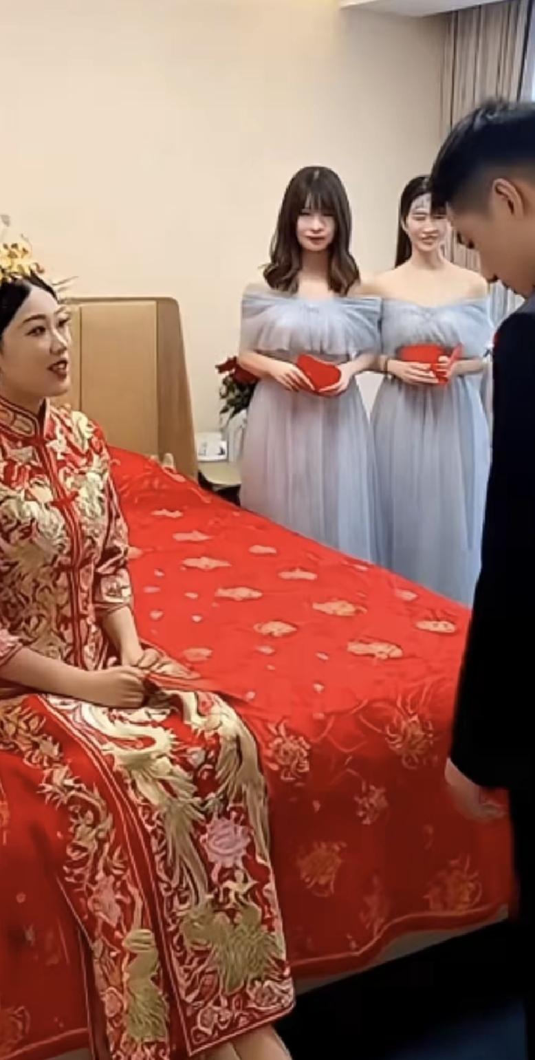 一个普通婚礼上闹出大事。新娘让新郎从她腿下钻过去才能上车，说是闺蜜给的主意。新郎