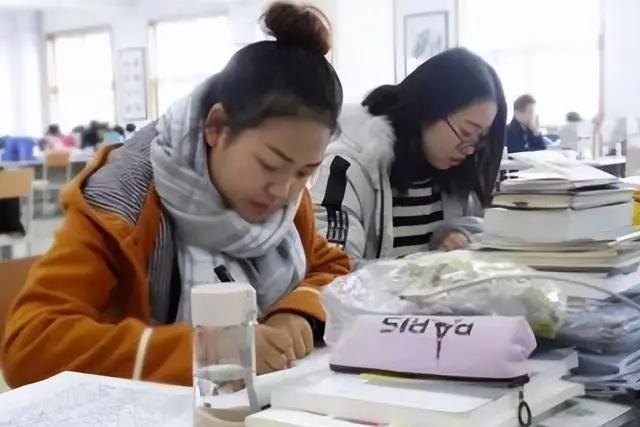 考上研究生对于二本生来说，无疑是一个令人充满期待的时刻。然而，我们也需要理性看待
