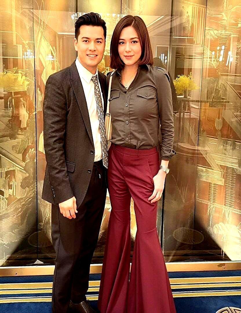 63岁加70岁，这俩人坐一起，竟像一对中年情侣。
 
关之琳半山豪宅的露台上，就