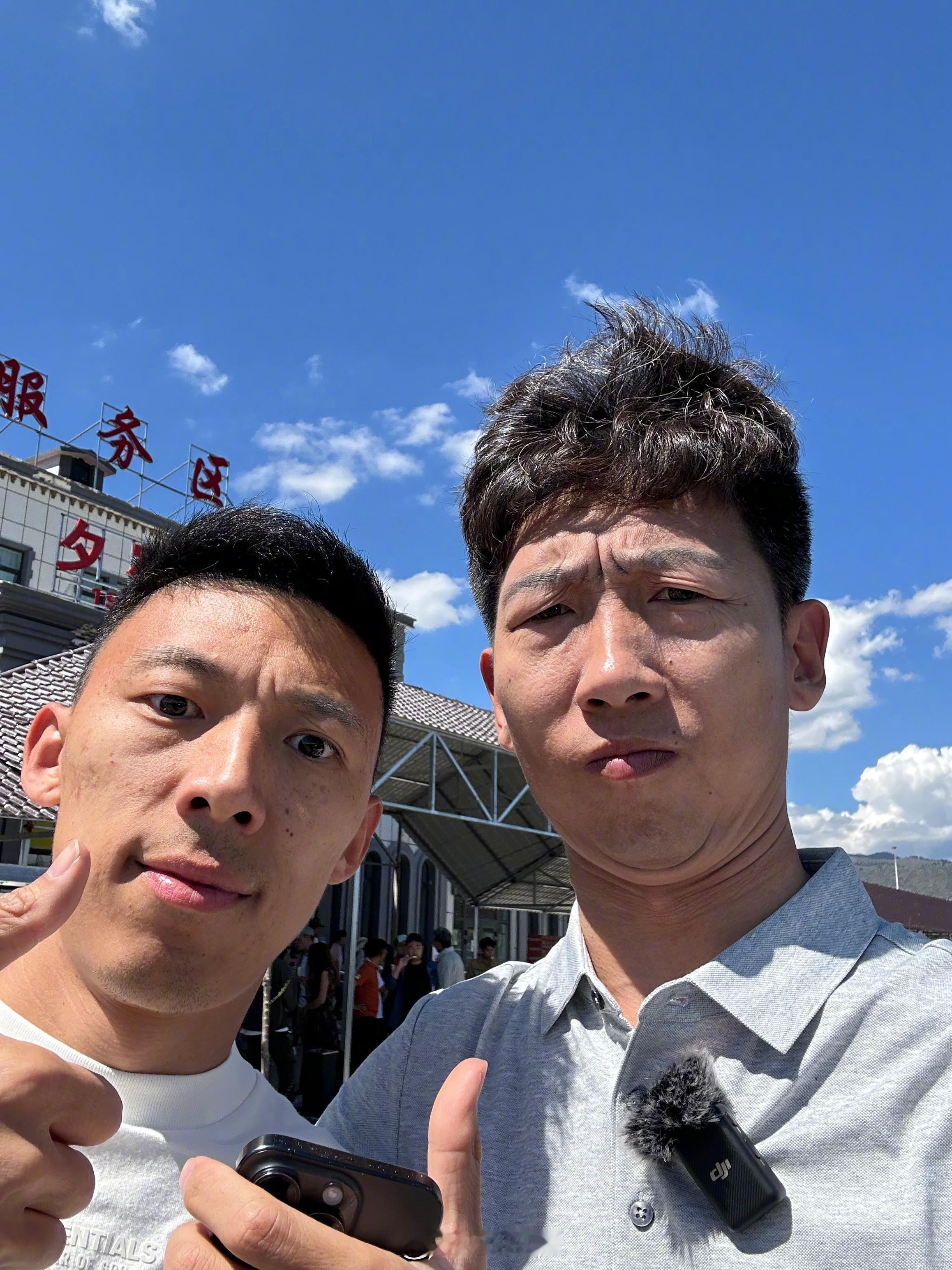 在新疆发现了我失散多年的哥哥，你们不都说我们长得像么？ 我说我拍照表情得狠一点，