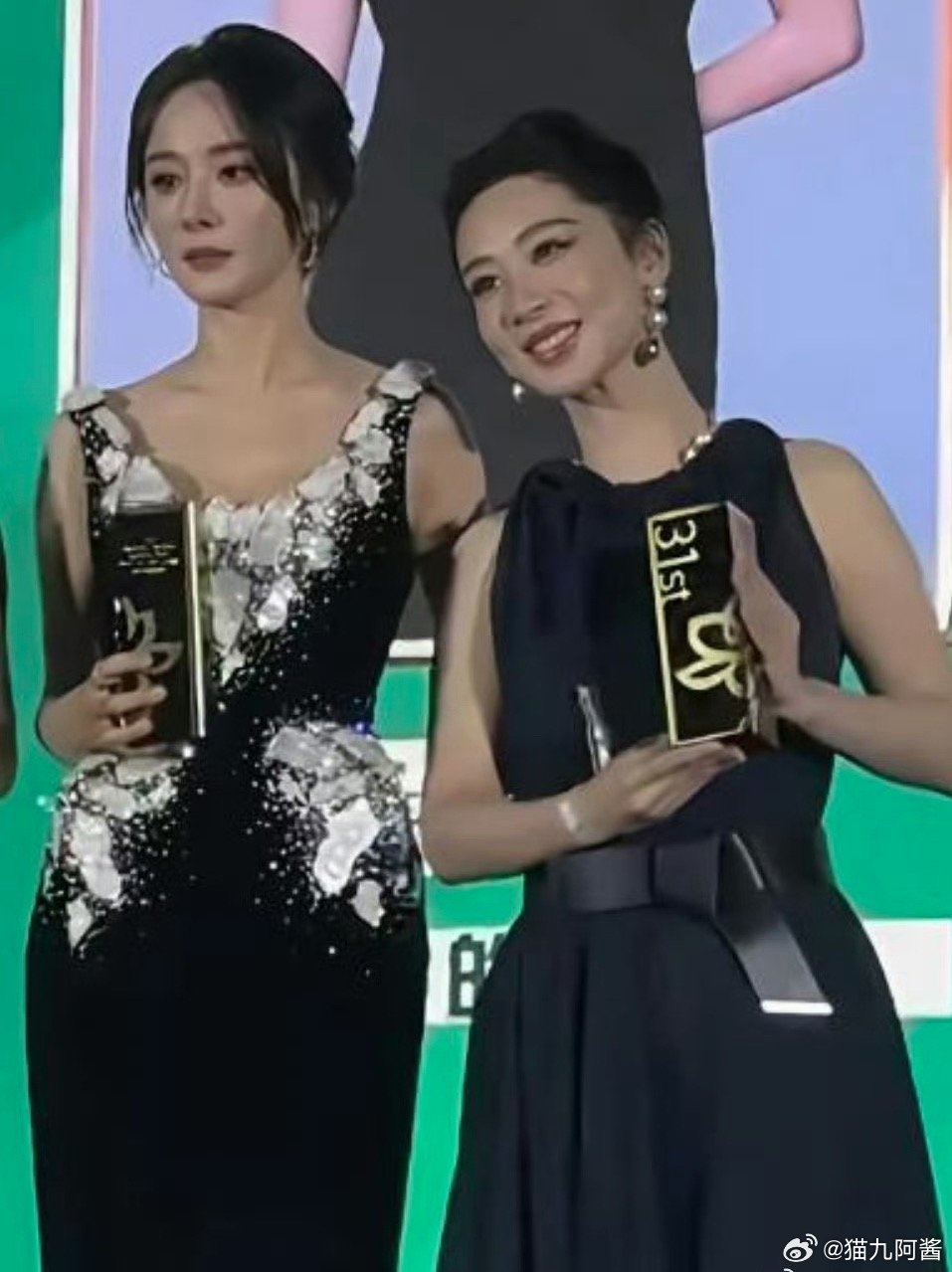 紫妹飞升了，图片看出来早就知道谁会得奖了，怪不得幂姐不高兴了。 