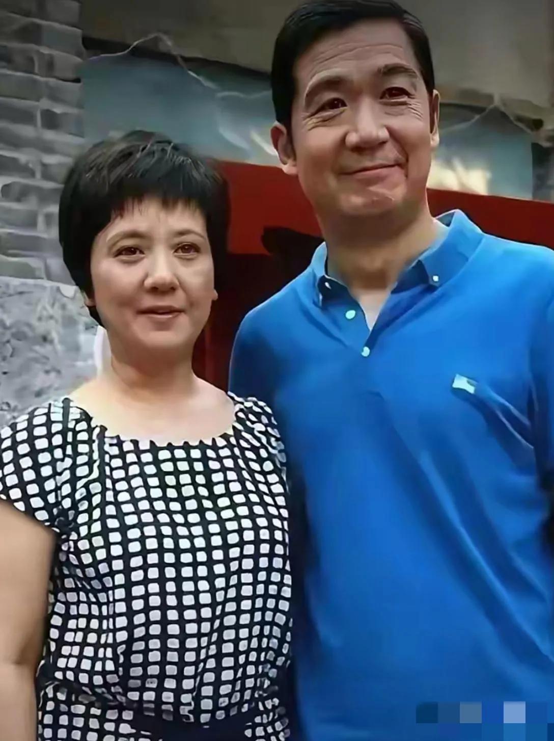 镜头中71岁的张国立额纹深刻，眉眼耷拉，下巴崎岖，眼周皱纹粗粝，暮色尽显哈；身旁