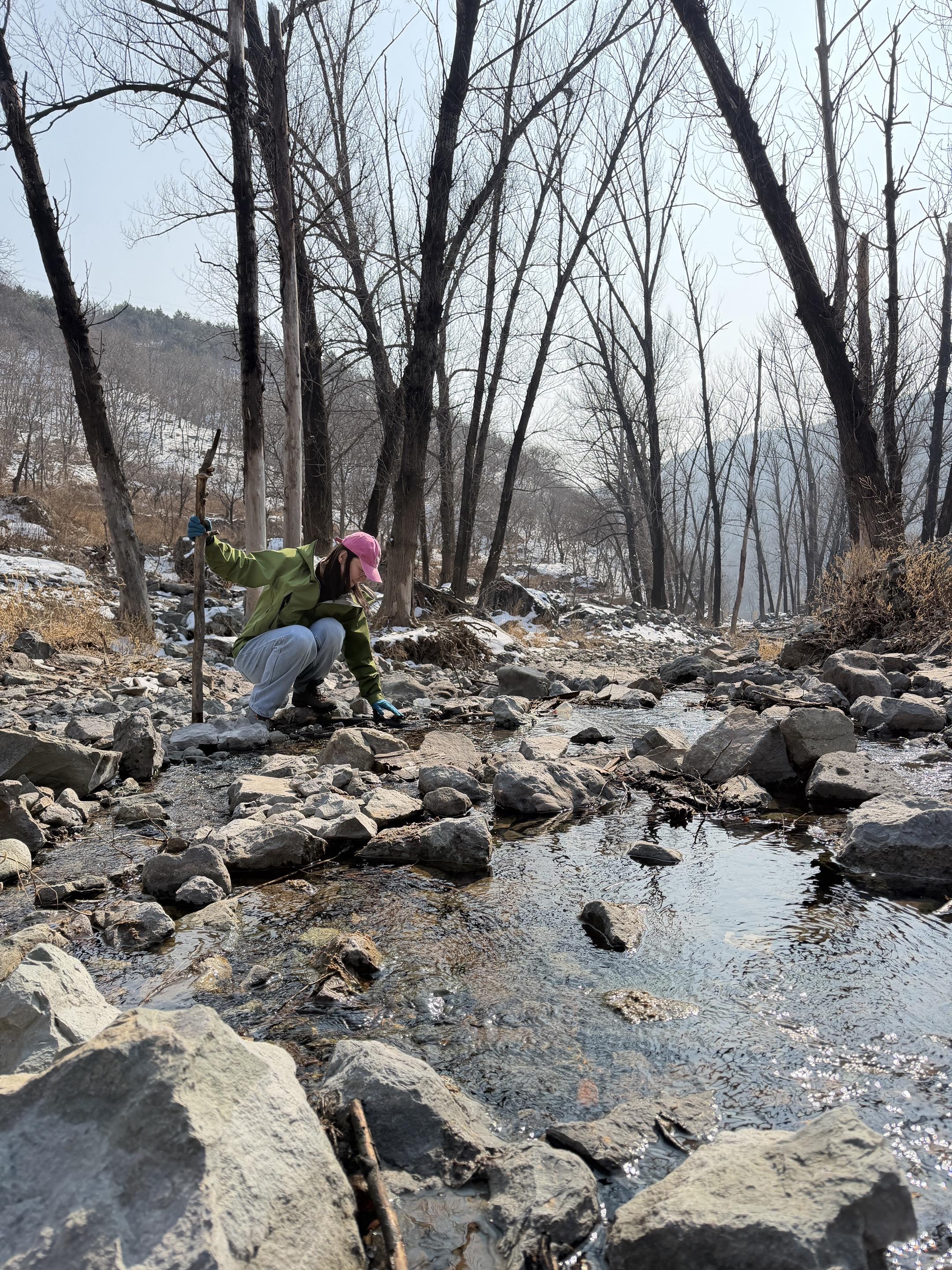路遇一条小溪。平缓，水流也不大，在道旁清秀且安静，踏入它的人也不多。 ...