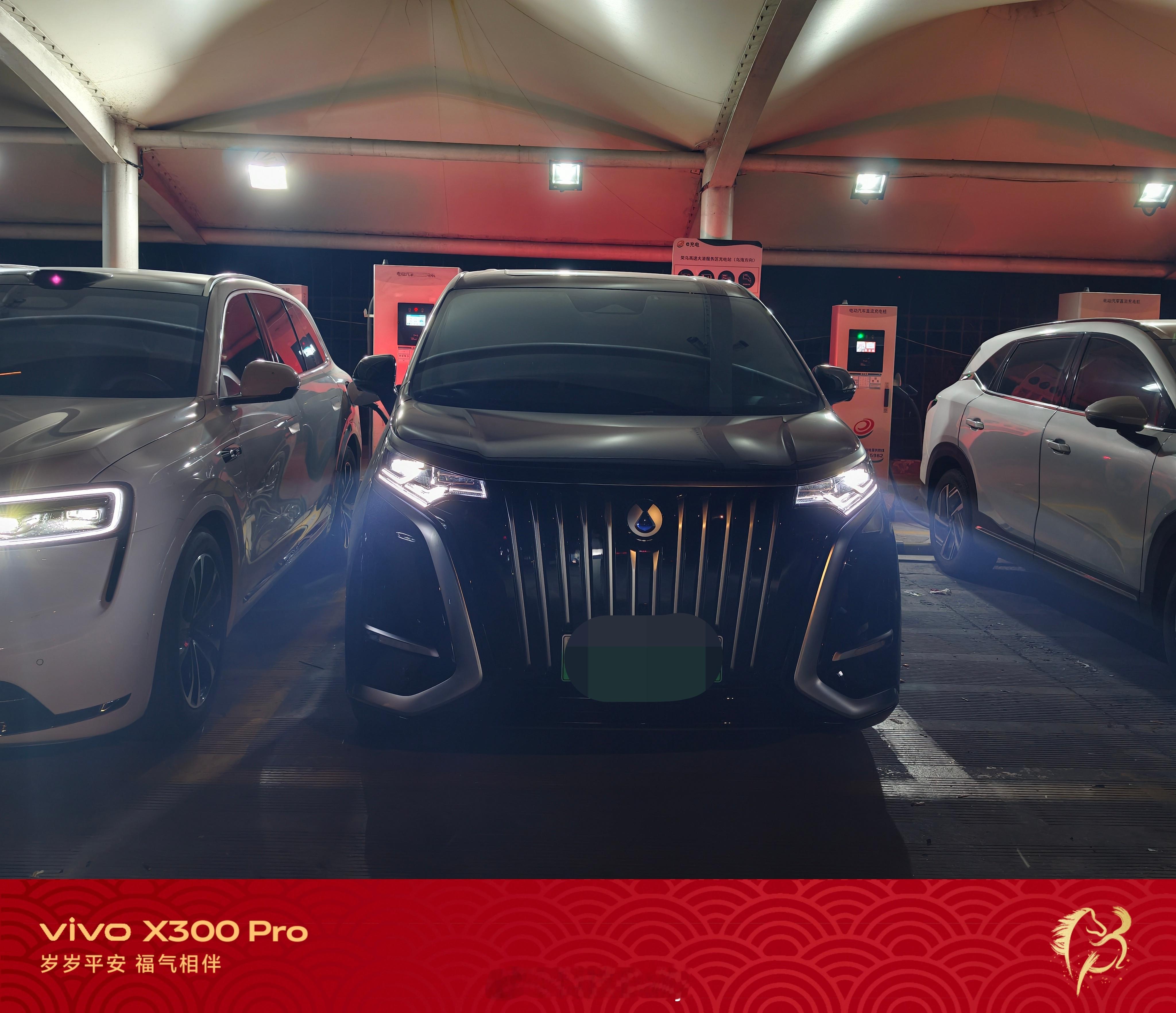 高速充电遇到个离谱的事，对方直接来一句：上车之后我要撞你的车。大过年的果然充电桩