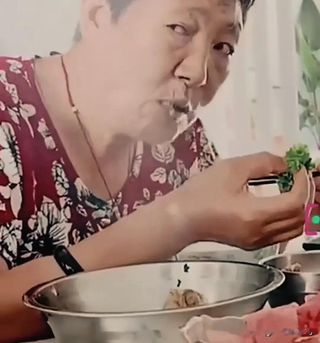 如果两个夫妻吵架，
婆婆该不该帮忙劝架，
该帮谁呢？
婆婆和媳妇之间的空气总是暗