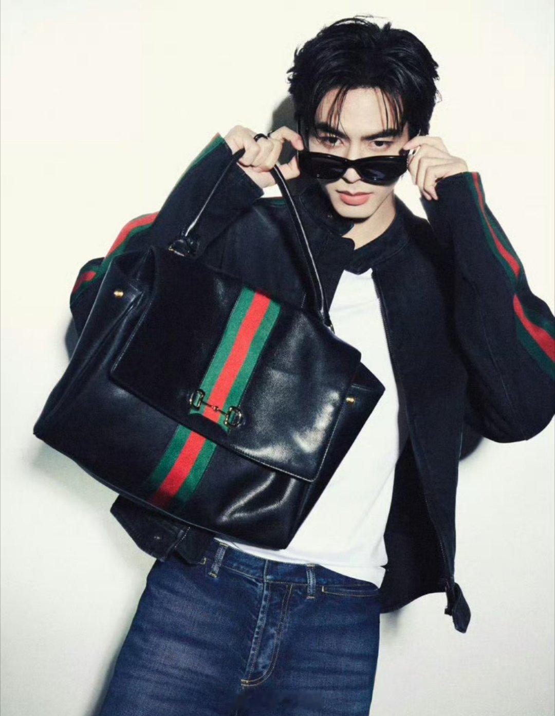 宋威龙VS张凌赫这两位95流量小生的同品牌大片来啦，一样都是一米八几的大个子啊，